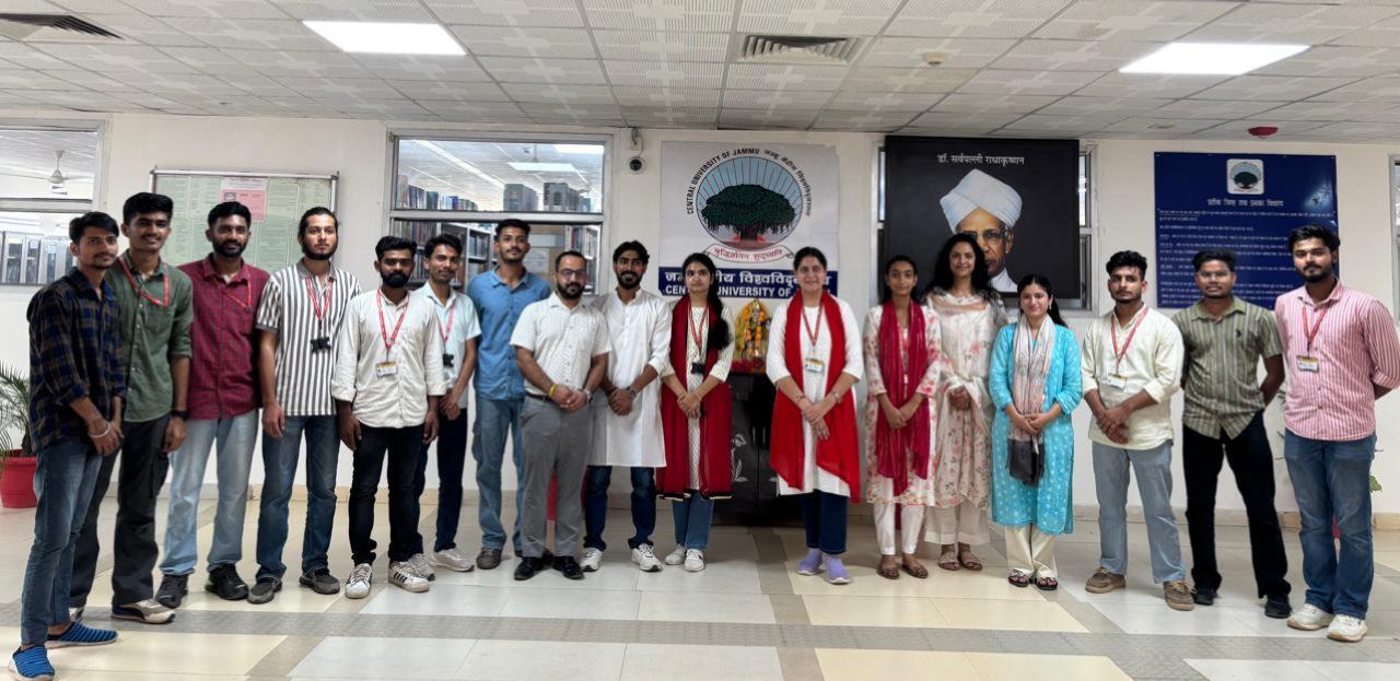 'जम्मू केंद्रीय विश्वविद्यालय के छात्रों ने नुक्कड़ नाटक के माध्यम से मतदाता जागरूकता फैलाई'
